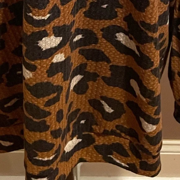 Rae Leopard Print Top Size Medium - Picture 2 of 3
